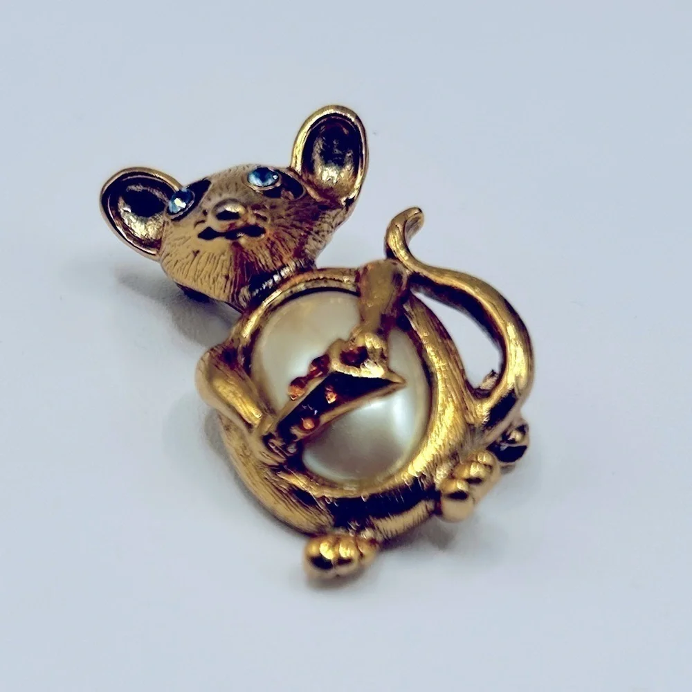Vintage Mouse Rhinestone Brooch with Cabochon Pearl belly Cheese Crystal…​​​​ - Picture 4 of 9